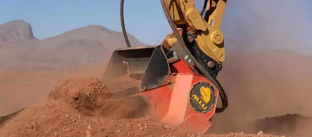 ALLU screening bucket separating soil and rock on site